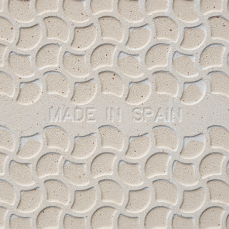 Le carreau présente un motif semi-circulaire en relief et superposé. « MADE IN SPAIN » inscrit au centre. Le fond est de couleur