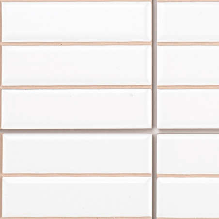 Carreaux blancs rectangulaires disposés selon un motif de grille horizontale. des lignes de coulis beiges séparent chaque carrea