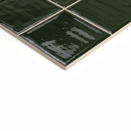Las brillantes azulejos de cerámica de color verde oscuro forman una ordenada cuadrícula que refleja la luz. Cada mosaico encaja