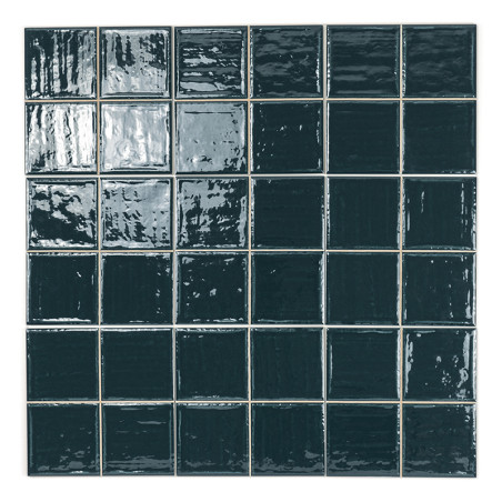 Carreaux carrés vert foncé disposés dans une grille 6x6, réfléchissant la lumière grâce à une surface brillante et texturée, sur