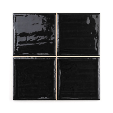 Quatro ladrilhos cerâmicos pretos brilhantes estão dispostos em uma formação quadrada. Cada ladrilho reflete a luz, criando vari Quatro ladrilhos cerâmicos pretos brilhantes estão dispostos em uma formação quadrada. Cada ladrilho reflete a luz, criando vari