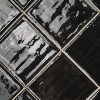 Ladrilhos pretos brilhantes refletem a luz, dispostos diagonalmente em um padrão xadrez, criando uma estética dinâmica e contemp