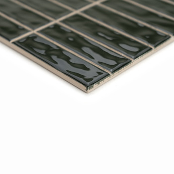 Los azulejos verdes rectangulares están dispuestos en ordenadas filas sobre una superficie lisa y brillante, reflejando la luz e