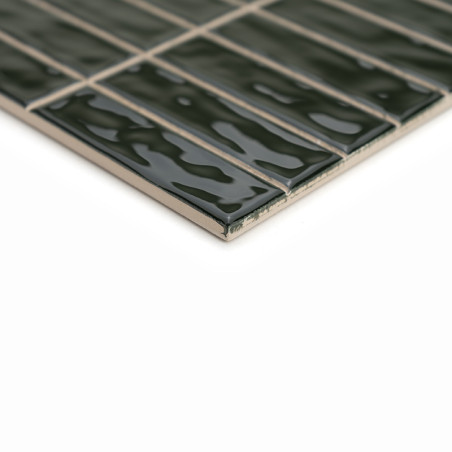 Los azulejos verdes rectangulares están dispuestos en ordenadas filas sobre una superficie lisa y brillante, reflejando la luz e Los azulejos verdes rectangulares están dispuestos en ordenadas filas sobre una superficie lisa y brillante, reflejando la luz e