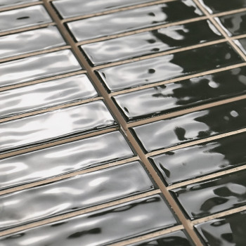 azulejos rectangulares, brillantes y oscuras, se encuentran en filas uniformes. La luz se refleja en sus superficies lisas, crea