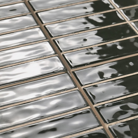 azulejos rectangulares, brillantes y oscuras, se encuentran en filas uniformes. La luz se refleja en sus superficies lisas, crea azulejos rectangulares, brillantes y oscuras, se encuentran en filas uniformes. La luz se refleja en sus superficies lisas, crea