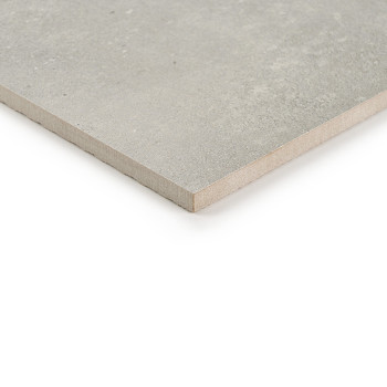 Um ladrilho cerâmico cinza quadrado está plano, com sua superfície lisa refletindo luz. colocado sobre um fundo branco liso, enf