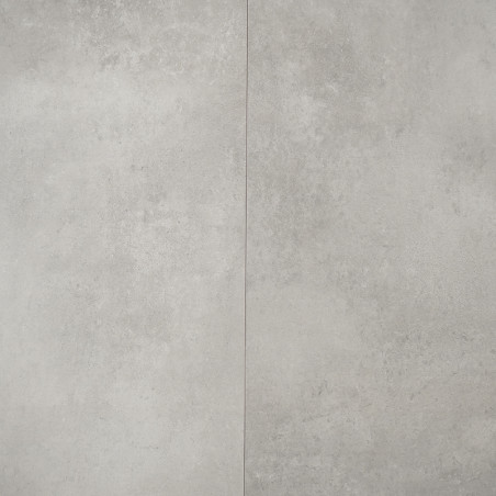 Graue Keramikfliese mit dezent strukturierter Oberfläche, geteilt durch eine dünne vertikale Linie. Die Textur ähnelt Beton und Graue Keramikfliese mit dezent strukturierter Oberfläche, geteilt durch eine dünne vertikale Linie. Die Textur ähnelt Beton und