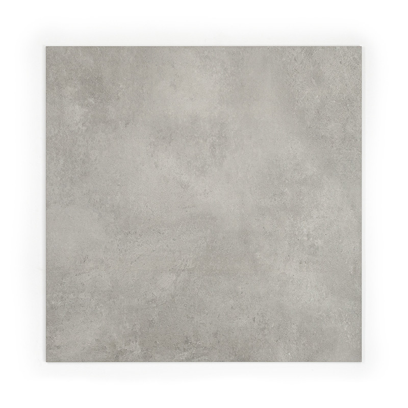 Un azulejo liso y cuadrado muestra un color gris claro uniforme, sutilmente texturizado con patrones de piedra natural, diseñado