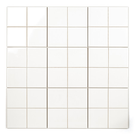 Les carreaux carrés blancs sont disposés selon une grille de 6 x 6, créant une surface lisse et uniforme. De fines lignes de cou