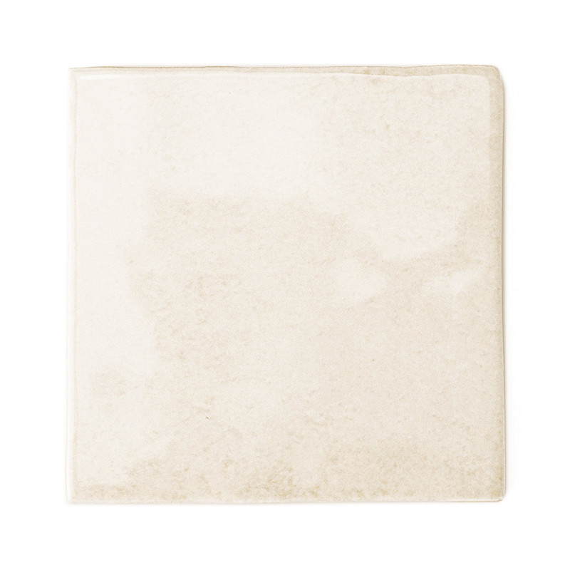 Um ladrilho liso e quadrado apresenta um tom suave de marfim com marmoreio sutil, sugerindo uma estética limpa e minimalista, ad