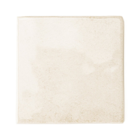 Een gladde, vierkante tegel heeft een zachte ivoorkleurige tint met subtiele marmering, wat een strakke, minimalistische estheti Een gladde, vierkante tegel heeft een zachte ivoorkleurige tint met subtiele marmering, wat een strakke, minimalistische estheti