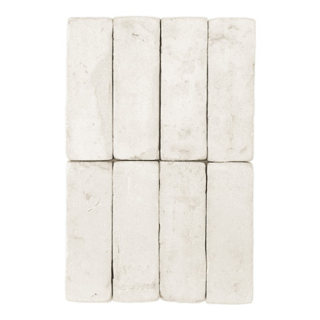 Rechthoekige witte terracottategels zijn in twee verticale rijen gerangschikt, waardoor een structuurpatroon op een effen witte 