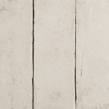 Los azulejos rectangulares de terracota se encuentran en una fila, con una textura rugosa y un color beige claro, creando una es