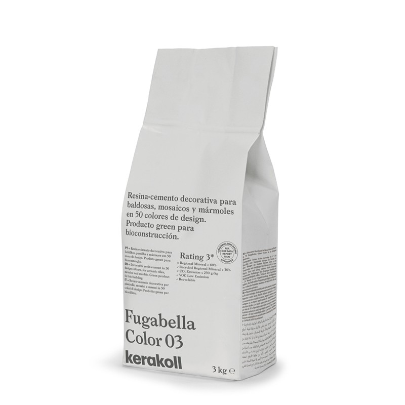 Een witte zak met het opschrift `Fugabella Color 03 kerakoll` staat rechtop en is voorzien van decoratieve hars-cementdetails vo