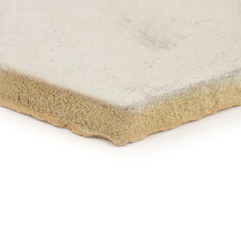 Ladrilhos hexagonais de terracota se interligam perfeitamente, formando uma superfície texturizada, colocadas juntas em um ambie