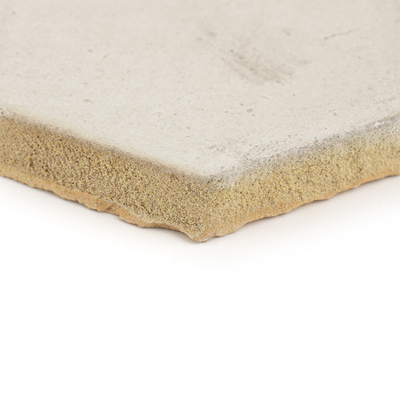 Quadratische Terrakottafliesen liegen flach und zeigen eine raue, strukturierte Kante in einer weißen, minimalistischen Umgebung Quadratische Terrakottafliesen liegen flach und zeigen eine raue, strukturierte Kante in einer weißen, minimalistischen Umgebung