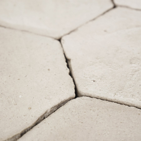Les carreaux hexagonaux en terre cuite s'emboîtent parfaitement, formant une surface texturée, rapprochés les uns des autres dan
