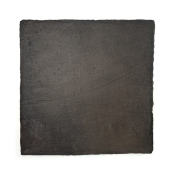 Vierkante terracotta tegels rusten alleen tegen een effen witte achtergrond en zien er glad en donker uit met subtiele textuurva