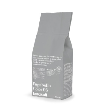 Le sac gris se tient debout, étiqueté « Fugabella Color 06 kerakoll », contenant 3 kg de résine-ciment décoratif pour carrelage,