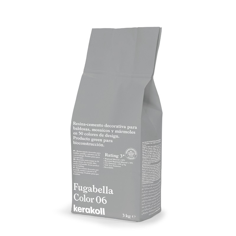Aufrecht stehender grauer Beutel mit der Aufschrift „Fugabella Color 06 kerakoll“, der 3 kg dekorativen Harzzement für Fliesen, 