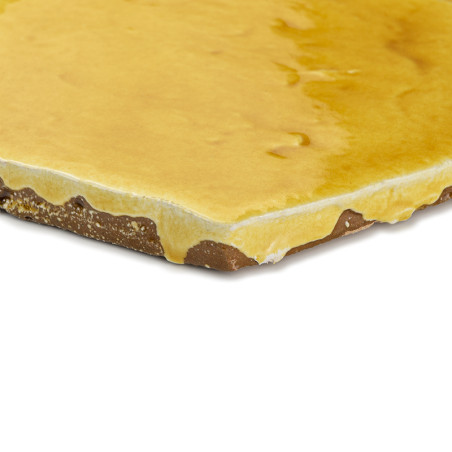 Azulejos de terracota con esmalte amarillo brillante y bordes rugosos. descansando sobre un fondo blanco neutro.