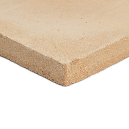 O ladrilho de terracota é plano, apresentando uma superfície rugosa e texturizada, com imperfeições naturais visíveis, sobre um 