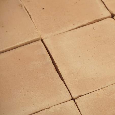 Ladrilhos de terracota dispostos em padrão de diamante, com acabamento acetinado. O texto diz: `*Tratamento Interior. Cetim fina