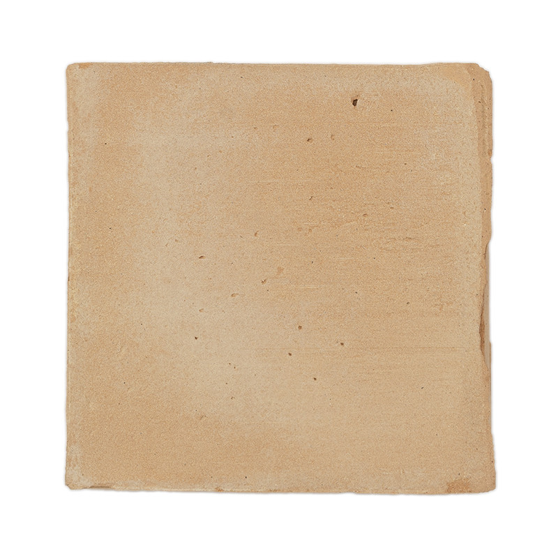 Un carreau de terre cuite uni et carré repose à plat sur un fond blanc neutre, montrant sa surface lisse de couleur terre.