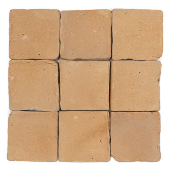 Ladrilhos de terracota dispostos em grade formam uma superfície áspera e terrosa, com pequenas variações de cor e textura.
