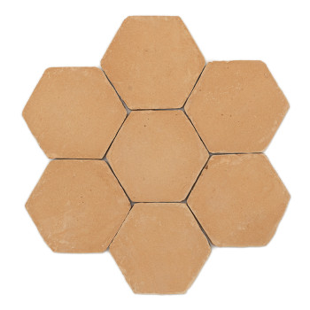 Les carreaux hexagonaux en terre cuite sont disposés selon un motif en nid d'abeille sur un fond blanc uni.