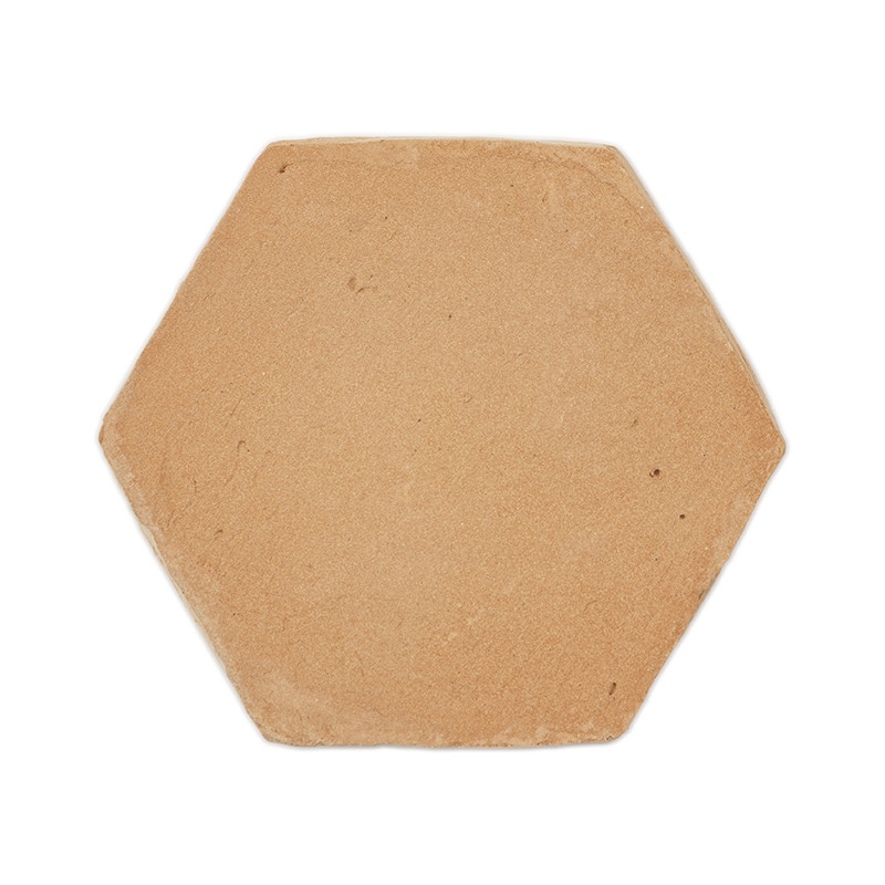 Losetas de terracota hexagonales, colocadas planas, presentan una superficie de arcilla suave y natural con sutiles motas de tex