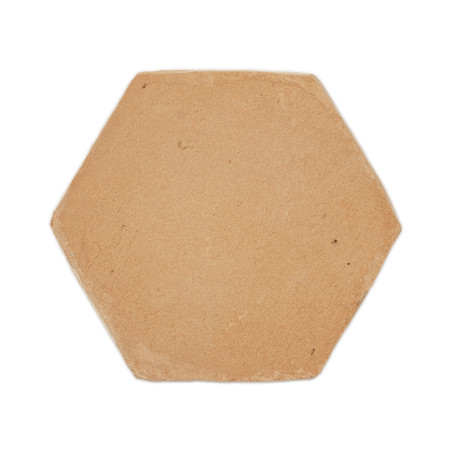 Losetas de terracota hexagonales, colocadas planas, presentan una superficie de arcilla suave y natural con sutiles motas de tex