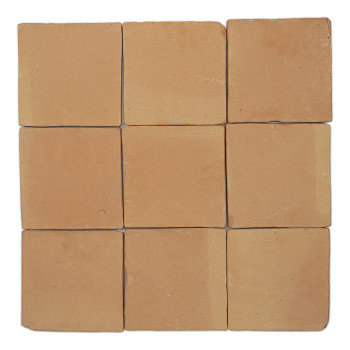 Vierkante terracotta tegel, plat liggend, omgeven door een effen witte achtergrond.