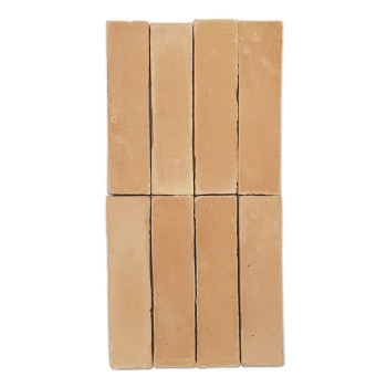 Carreaux rectangulaires en terre cuite disposés verticalement et horizontalement, formant un quadrillage. Couleur orange pâle av