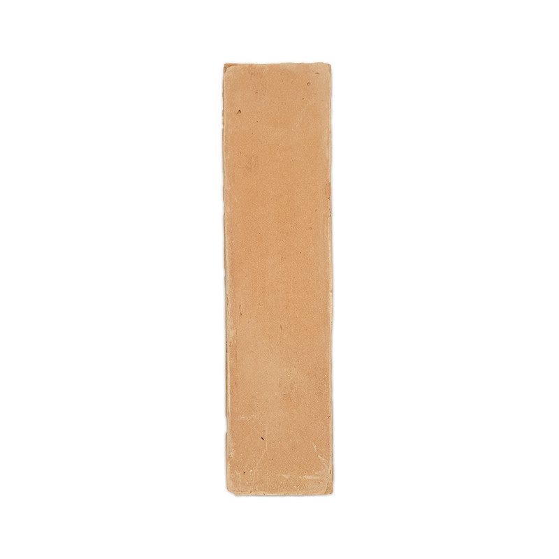 Rechteckige Terrakottafliesen liegen flach auf einem weißen Hintergrund und zeigen eine glatte, natürliche orangebraune Farbe.