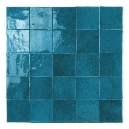 Ein Satz glänzender, reflektierender blaugrüner Kacheln, angeordnet in einem 5x5-Raster. Die glatte Oberfläche reflektiert Licht