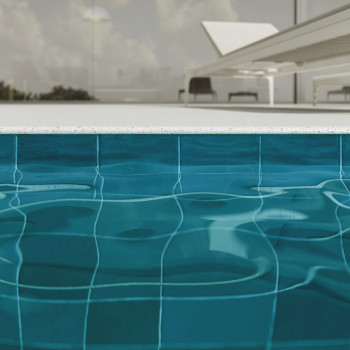 El agua de la piscina refleja la luz del sol, creando patrones ondulados. Arriba, el borde liso de la piscina conduce a un patio