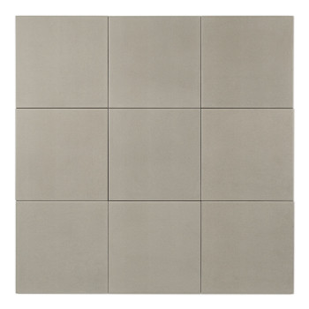 Een vierkante, lichtgrijze keramische tegel ligt stil en heeft een gladde, matte afwerking. het rust tegen een effen, witte acht