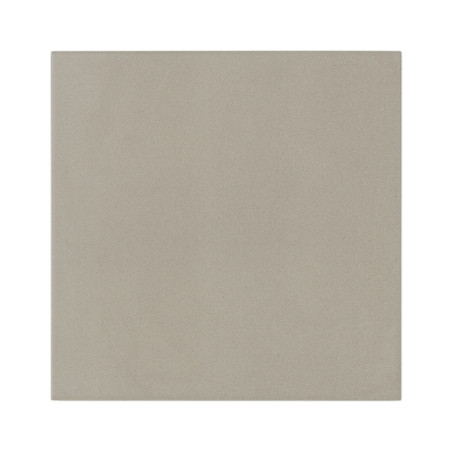 Un carreau de céramique carré gris clair reste inutilisé, présentant une finition lisse et mate. il repose sur un fond uni et bl