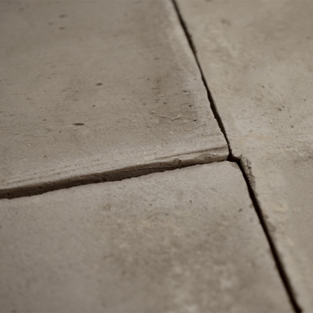 Cuatro Azulejos cuadradas de terracota se encuentran juntas, intersectándose en el centro, formando una superficie de piso textu