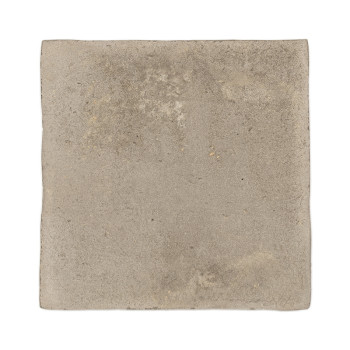 Azulejos cuadradas de terracota con una superficie rugosa y texturizada y un tono beige apagado, aisladas sobre un fondo blanco.
