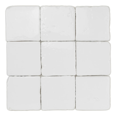 Azulejos de terracota blanca dispuestas en una cuadrícula de tres por tres, con una superficie brillante y una textura sutil.