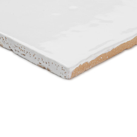 Azulejos cuadradas de terracota, recubiertas con un suave esmalte blanco, expuestas sobre un fondo blanco liso. No hay texto pre