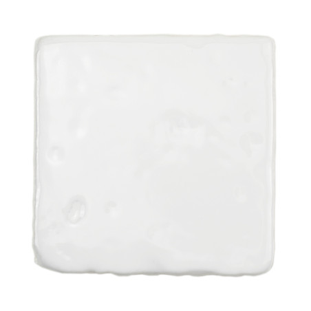 Un azulejo de terracota blanco liso y brillante se encuentra aislado sobre un fondo liso y sin rasgos distintivos.