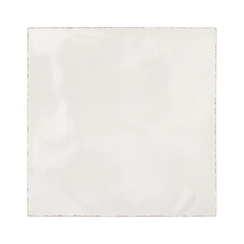 Witte, vierkante, geglazuurde terracotta tegel. reflecteert zachte verlichting. geïsoleerd tegen een effen, gebroken witte achte