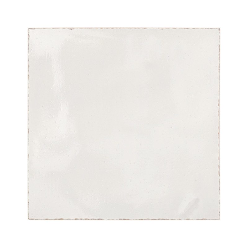 Azulejos de terracota vidriadas, cuadradas y blancas. refleja una iluminación suave. aislado sobre un fondo liso y blanquecino.