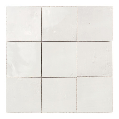 Nueve Azulejos de terracota blancas, lisas y uniformes, dispuestas en una cuadrícula de tres por tres sobre un fondo liso.