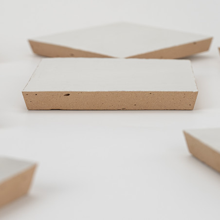 Rechthoekige terracottategels rusten op een vlak, wit oppervlak en laten hun gladde bovenoppervlakken en gestructureerde zijkant Rechthoekige terracottategels rusten op een vlak, wit oppervlak en laten hun gladde bovenoppervlakken en gestructureerde zijkant