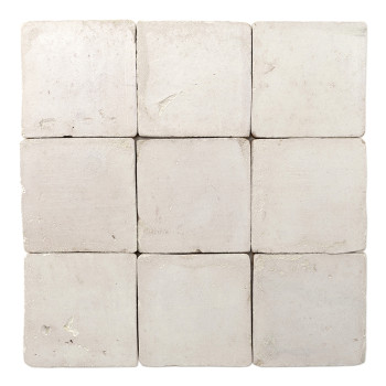 Nove ladrilhos quadrados de terracota estão dispostos em uma grade 3x3, exibindo uma textura de superfície áspera e esbranquiçad